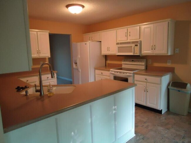 Foto del edificio - 3 Bedroom 2 Bath Home For Rent Near Exit 11