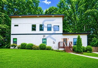 Building Photo - 3040 Valley Cir