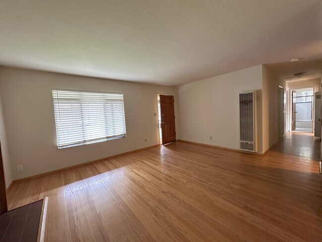 Building Photo - Hardwood floors, updated kitchen, great schools