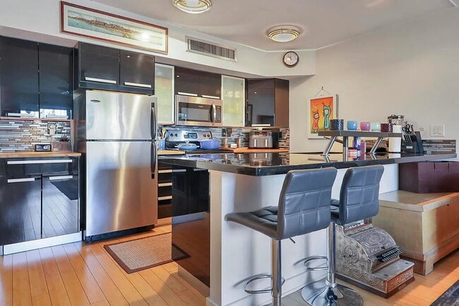 Building Photo - "Chic Palm Springs Retreat: Spacious 1-Bed...