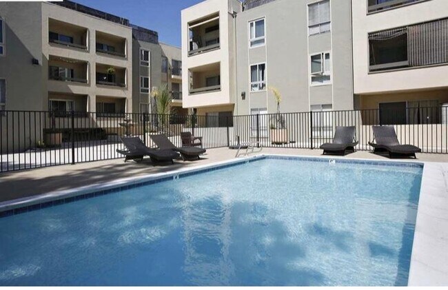 Pool/Outdoor Area - 466 Crescent St