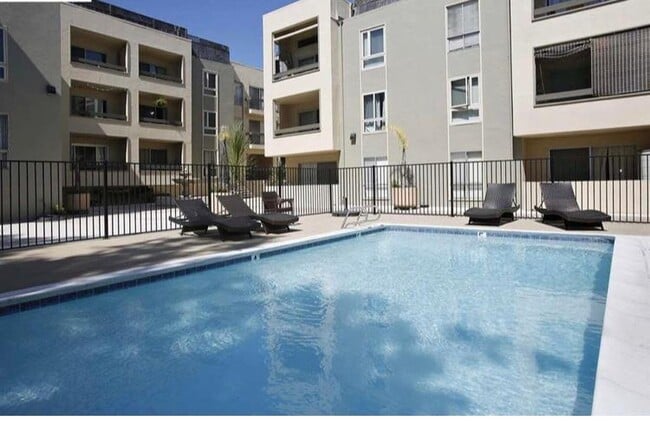 Pool/Outdoor Area - 466 Crescent St