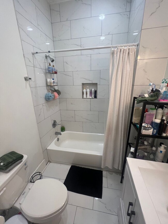 Foto del edificio - University Area 5bd/3ba With Private Backy...