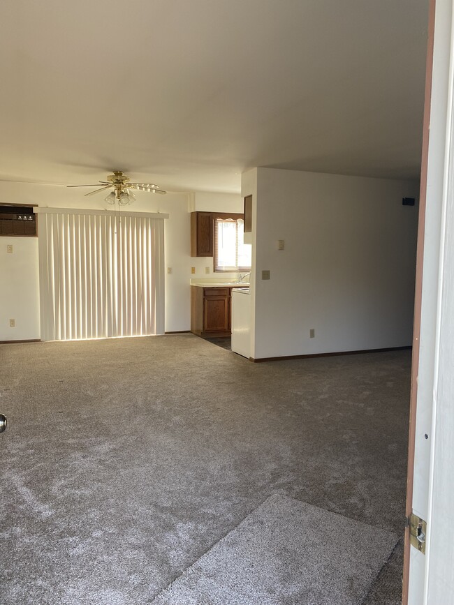 View from entrance into living room - 833 Bridgewater Ave