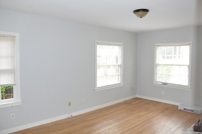 Living Room - 1025 Bellevue Pl
