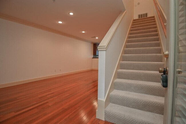 Building Photo - 1342 Rutland St