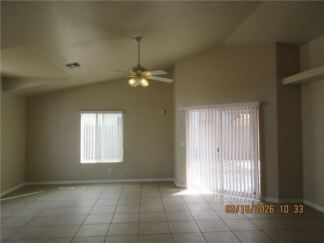 Foto del edificio - 3684 N Willow Rd