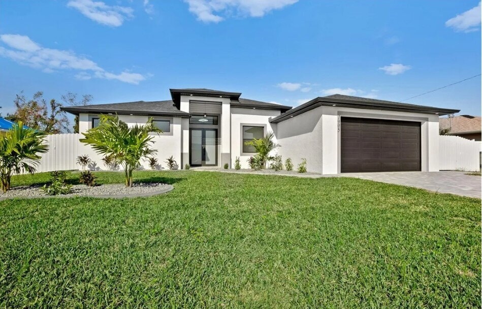 Foto principal - Luxury New Construction Pool Home for Rent...