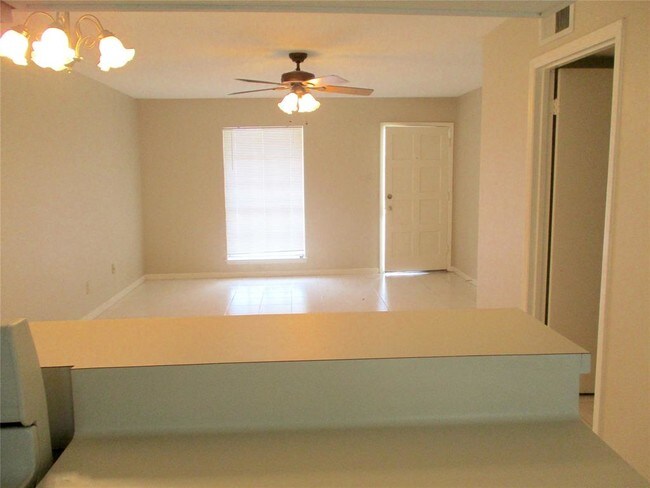 Building Photo - 10122 Shadow Wood Dr