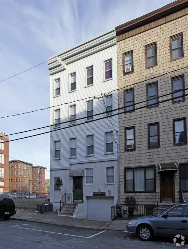 Foto principal - 725 Adams St