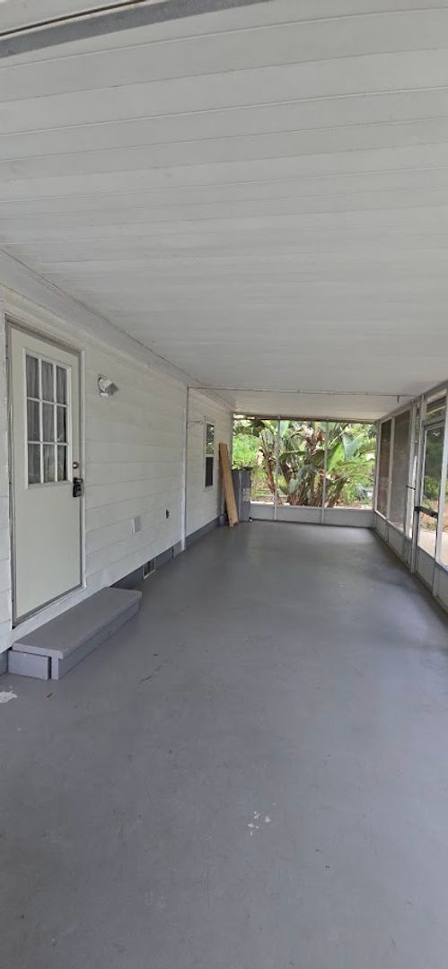 Foto del edificio - 2 bed 2 baths with large screened patio