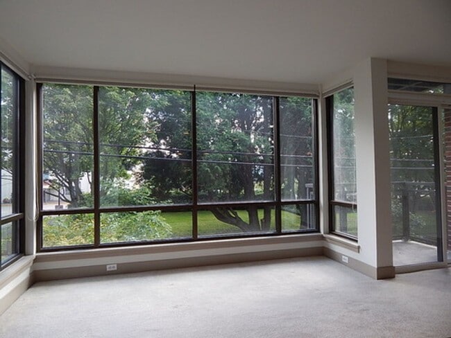 Building Photo - 1 bd 1 bath close to UW.  Water/Sewer/Garbage/Parking/Storage included