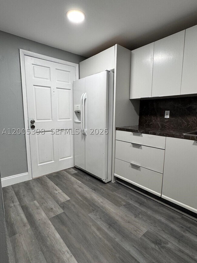 Foto del edificio - 301 NW 177th St