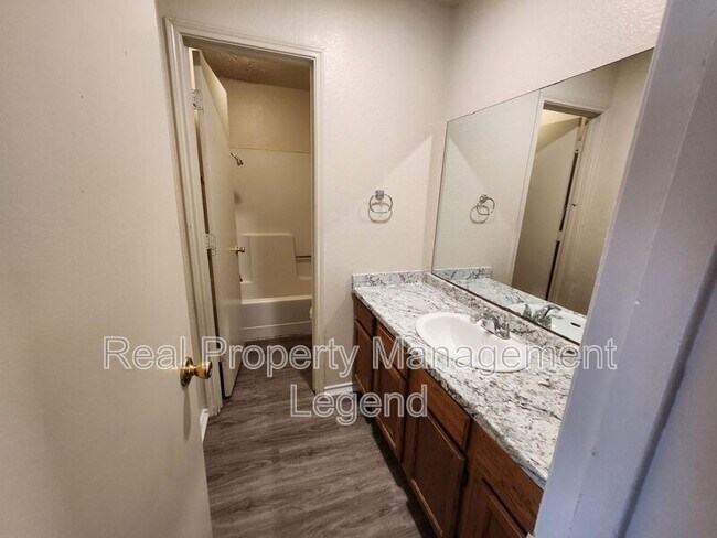 Building Photo - 151 Allencrest Dr