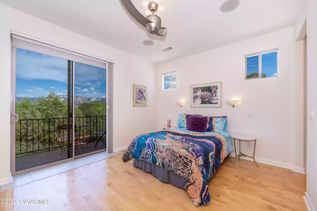 Dormitorio principal con balcón y vista al amanecer. - 185 Arroyo Pinon Dr