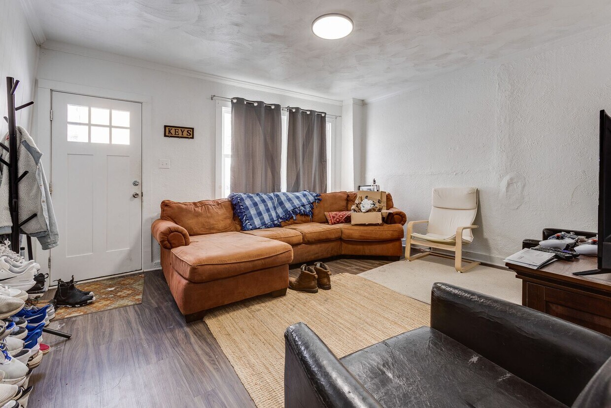 Foto principal - AVAILABLE May - Spacious 3 Bedroom Home w/...