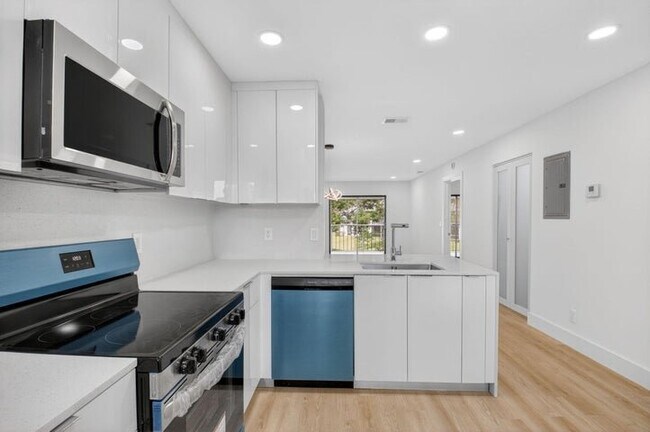 Foto del edificio - 300 W Hidden Valley Blvd