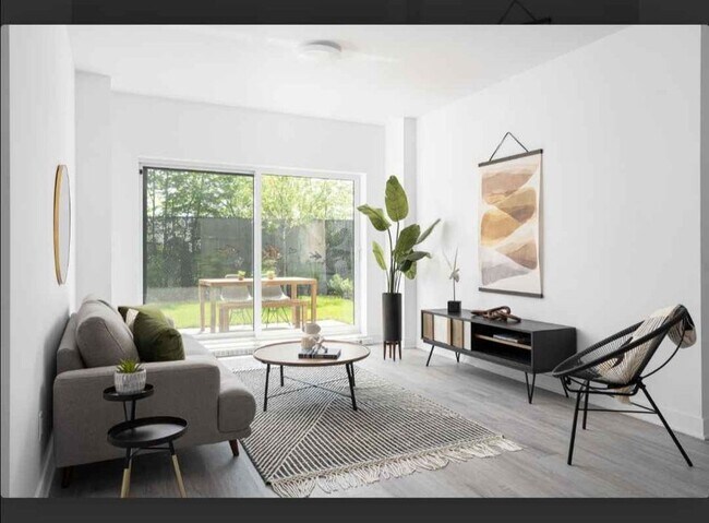 Building Photo - 1000 Rue De Port-Royal E