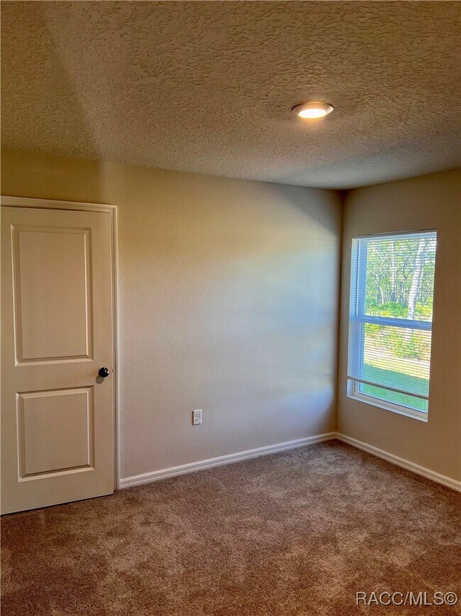 Foto del edificio - 6652 N Bedstrow Blvd