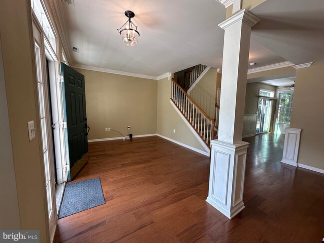 Building Photo - 28405 Pinehurst Cir