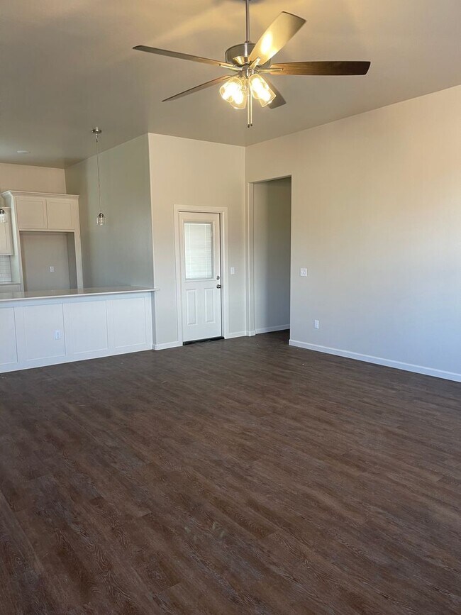 Building Photo - Spacious 4 bed 3 bath home