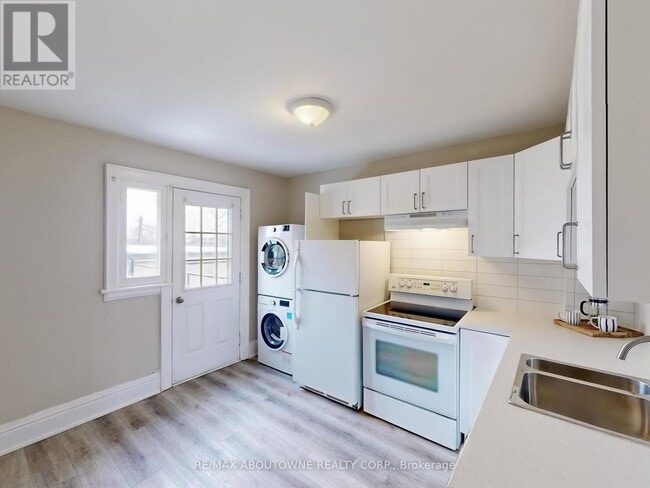 Building Photo - 67 Aikman Ave