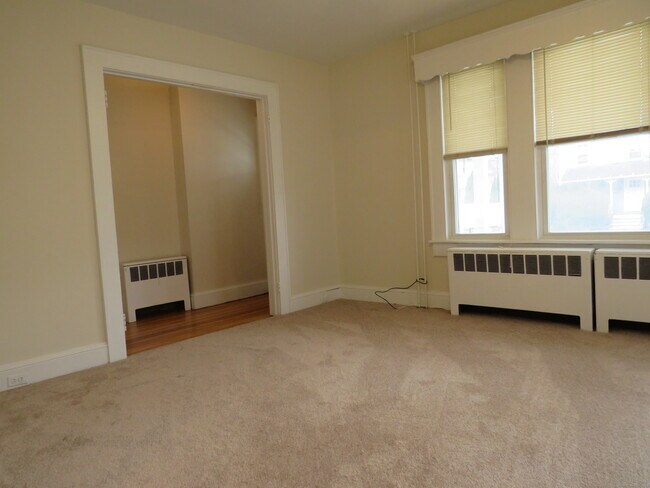 Building Photo - 16 Meadow St