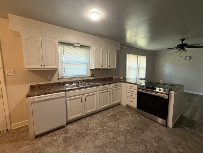 Building Photo - 1605 Dartmore Dr N
