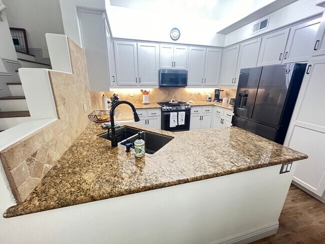 Foto del edificio - Fabulous 3 Bedroom Anaheim Hills End Unit Home