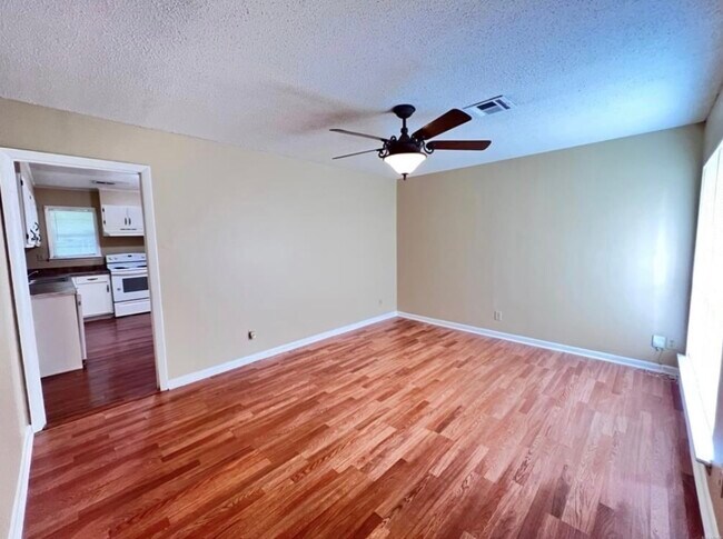 Foto del edificio - 429 Fieldbrook Dr