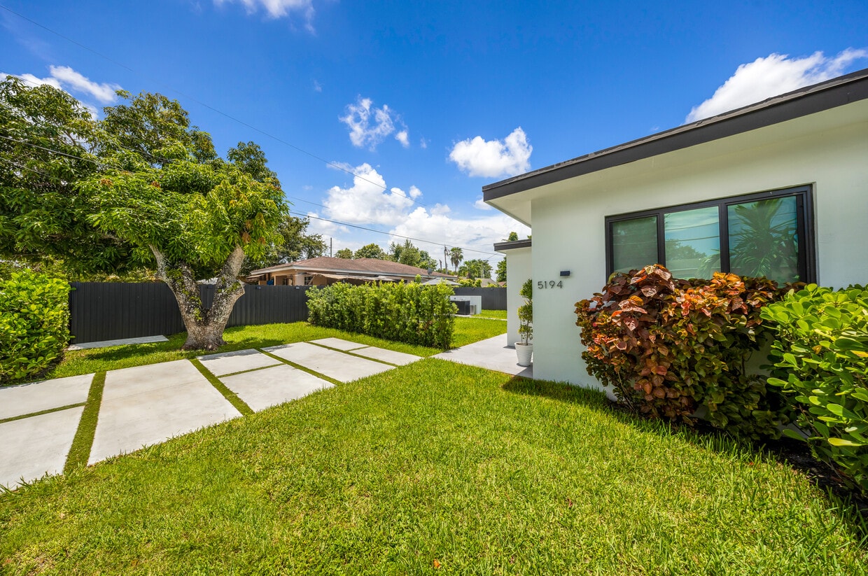 Primary Photo - 5194 NW 15th Ave