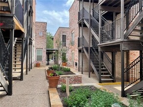 Building Photo - 6501 E Hill Dr
