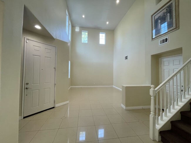 Building Photo - Spacious 5-Bedroom Home with Upgrades in G...