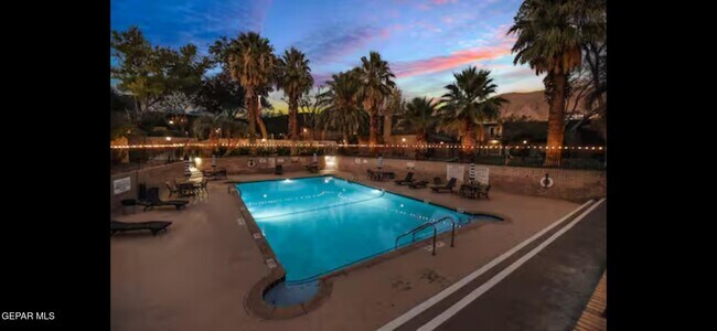 Foto del edificio - 350 Thunderbird Dr