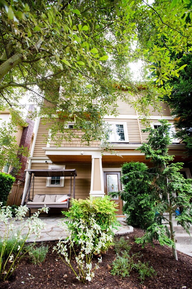 Foto del edificio - Gorgeous 3-Bed Capitol Hill Townhome with A/C, Garage & Partial Furnishings!- Available NOW FOR RENT