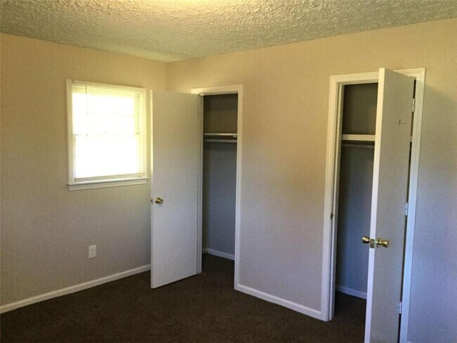 Foto del edificio - 140 Plum Orchard Rd