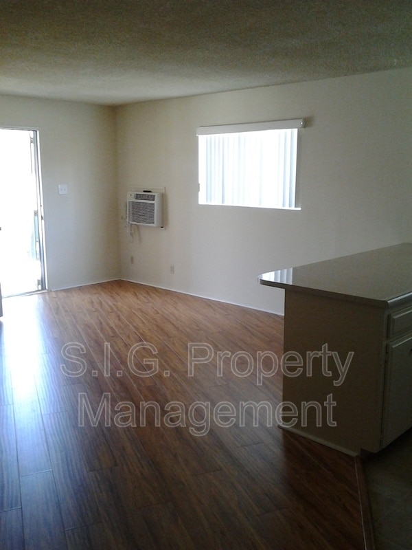 Foto del edificio - 5637 Strohm Ave