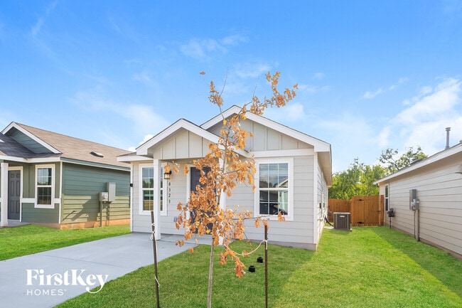 Foto del edificio - 8323 Piedra Medina