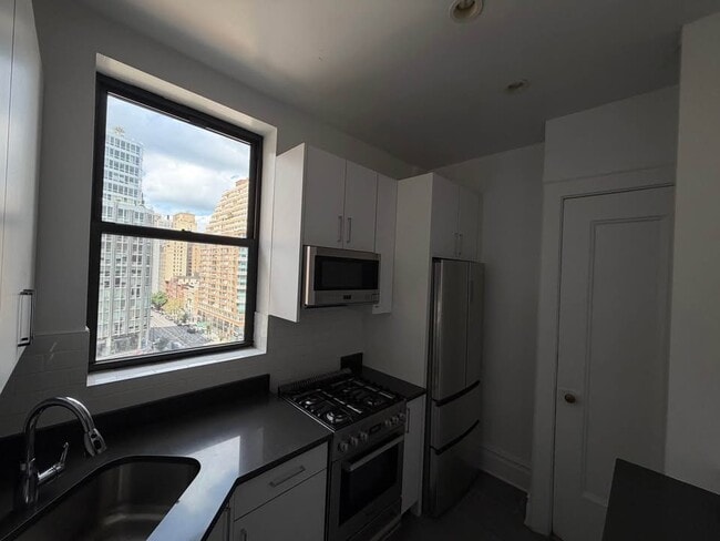 Building Photo - 166 W 72nd St