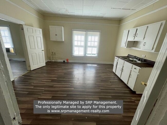 Building Photo - Two Bedroom, 1 Bath- Available For Rent Now!