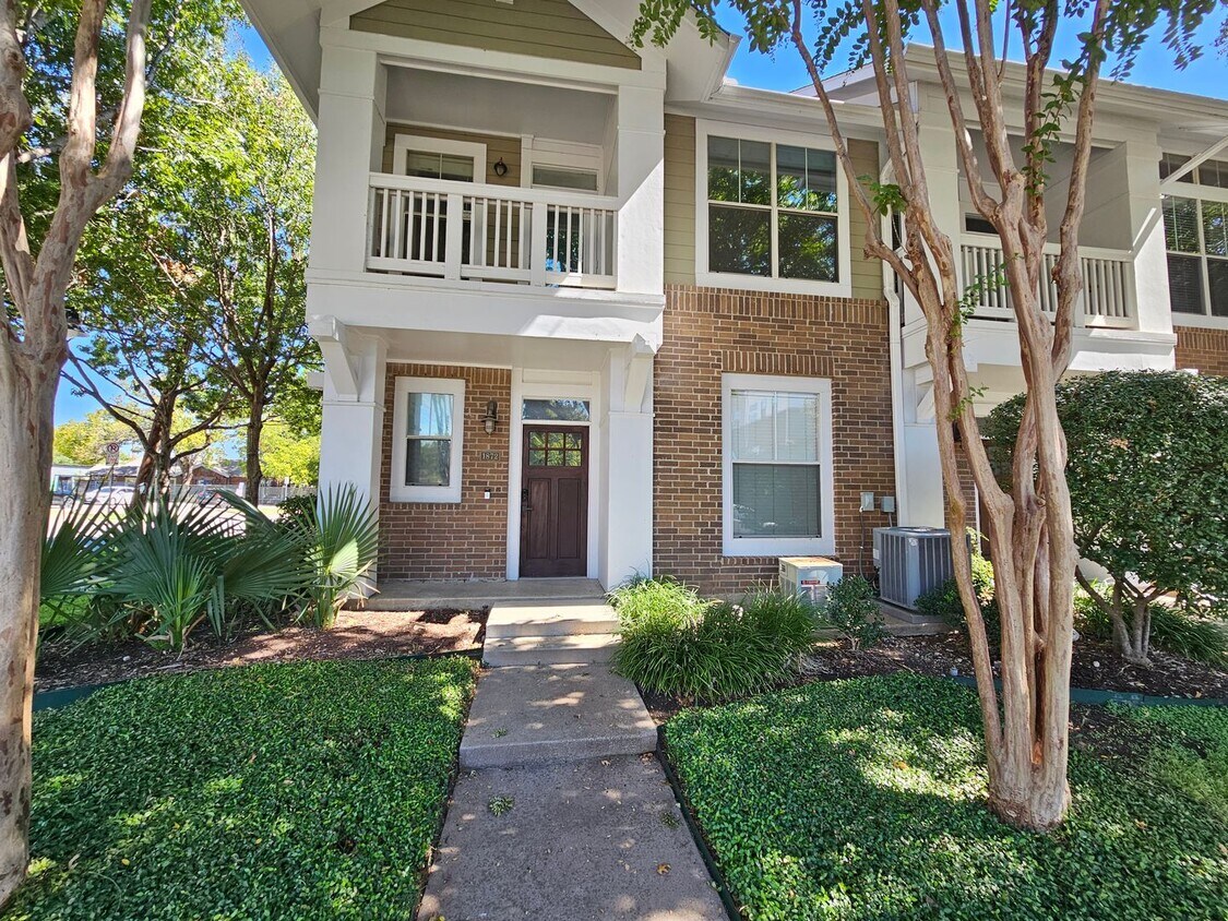 Primary Photo - Modern 2 bedroom, 2.5 bathroom townhome