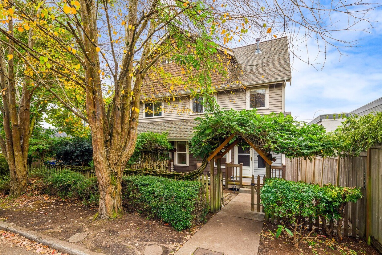 Primary Photo - Lower Queen Anne Stand Alone 3 Bedroom Tow...