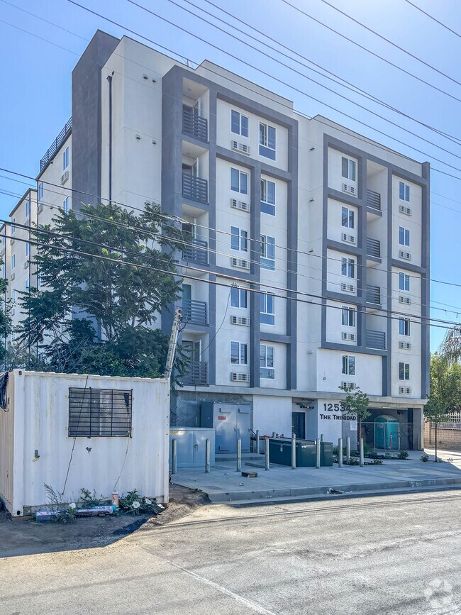 Foto del edificio - LEASE UP