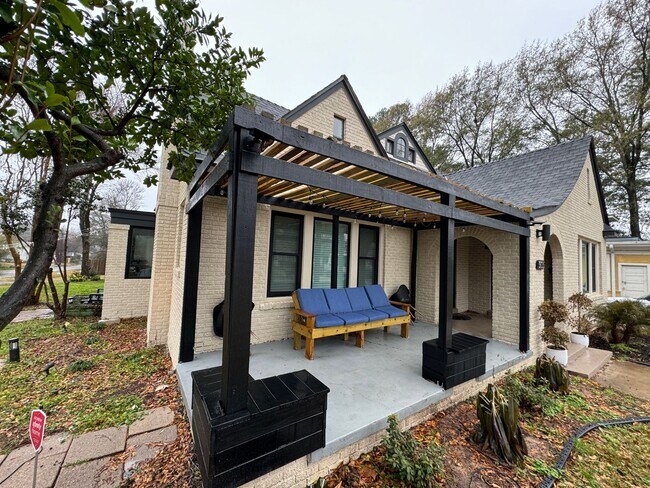 Building Photo - Southern Charm at its Best!!!