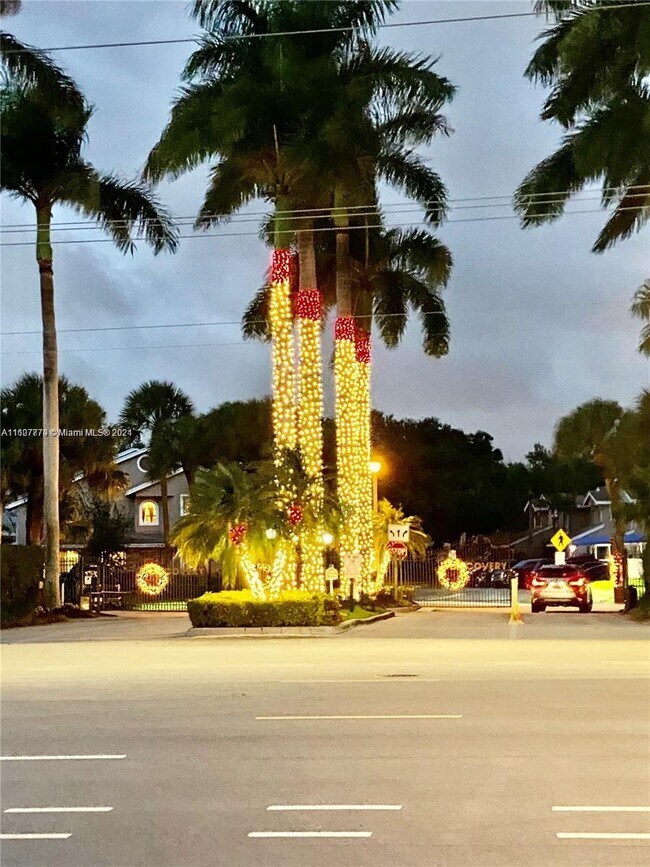 Foto del edificio - 640 Cypress Club Way
