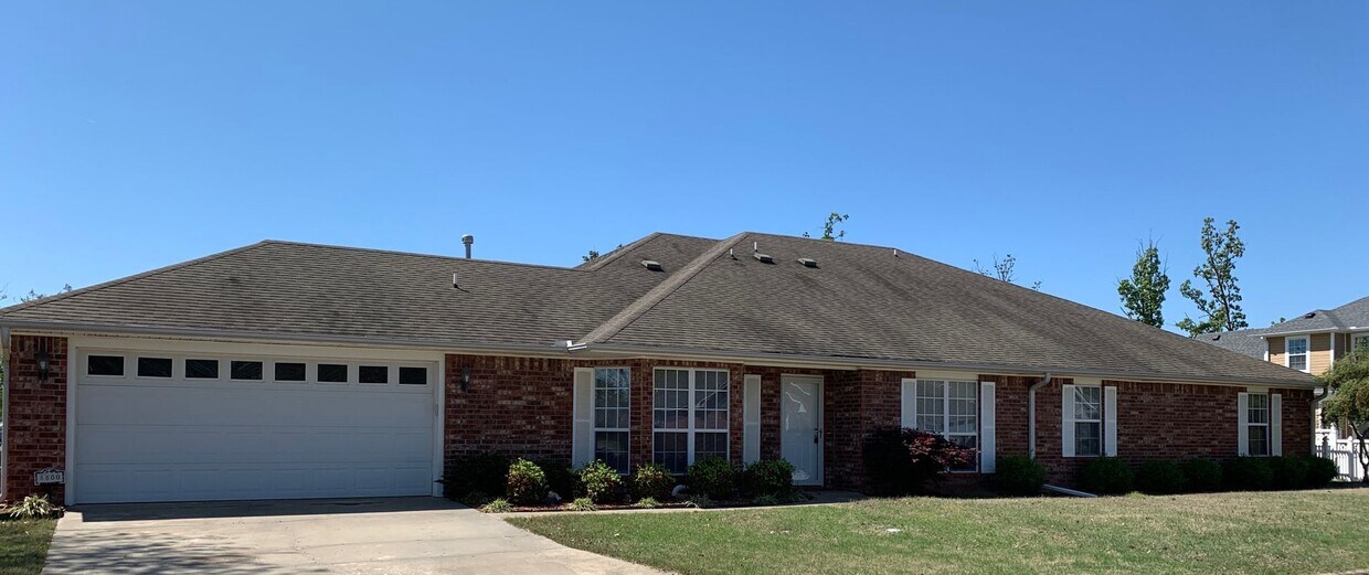Foto principal - 8800-8802 South 15th St