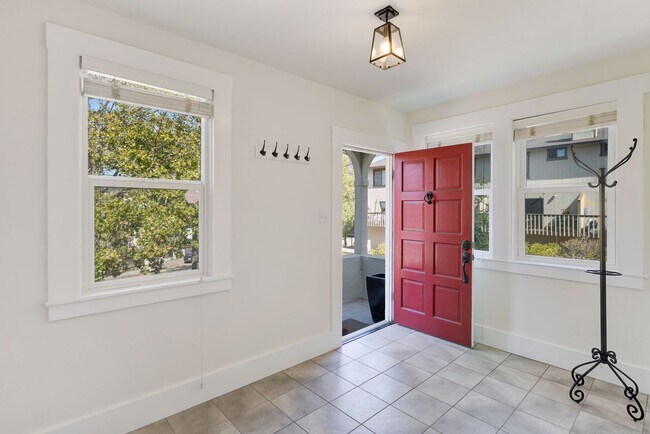 Foto del edificio - THREE BEDROOM / TWO BATH HOME IN NICE NEIG...