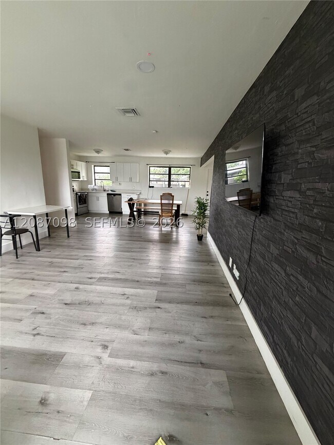 Foto del edificio - 1200 NW 18th St