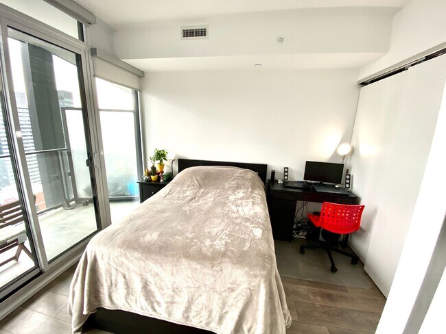 Building Photo - 125-2125 Peter St