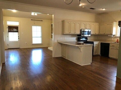 Building Photo - Beautiful 3 bedroom on corner lot in Azalea Lakes